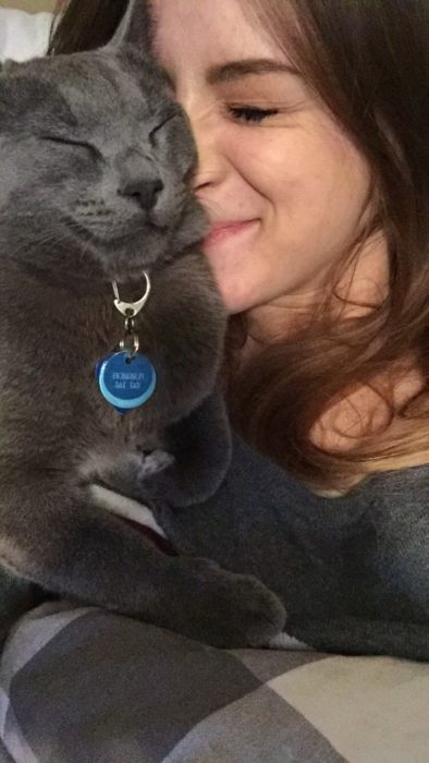 Selfie de una chica con su gato 