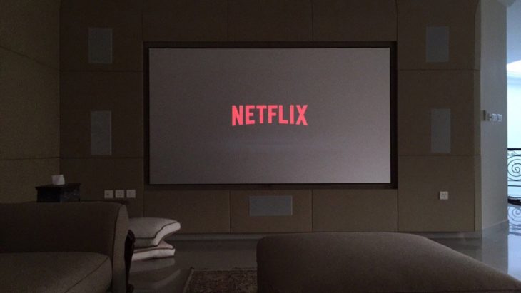 pantalla en la pared con netflix 