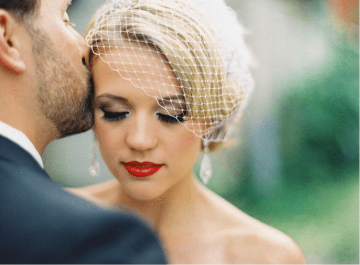 Chica el día de su boda con los labios rojos 