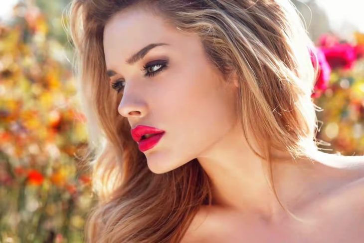 Chica con los labios rojos 