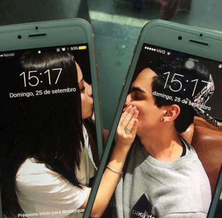 telefonos con foto de pareja besandose 