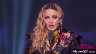 GIF Madonna cantando durante una entrega de premios 