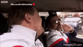 hombres cantando juntos en un coche 