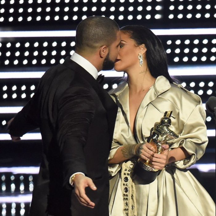 Beso entre Rihanna y Drake