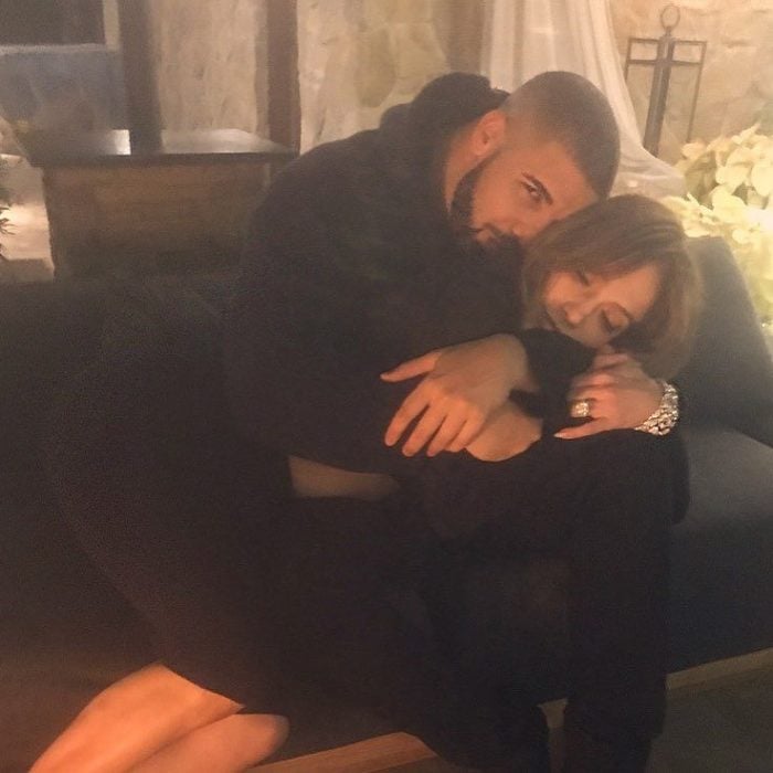 Drake y Jennifer Lopez abrazados 