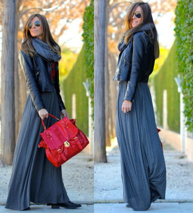 mujer con maxi vestido y chaqueta de piel 