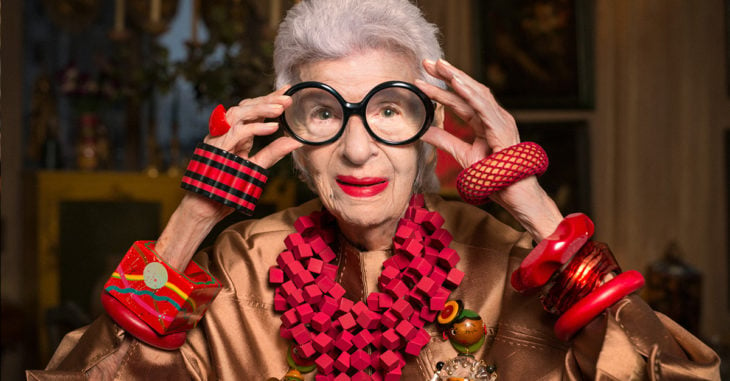 Según Iris Apfel, diseñadora de modas, vestir de acuerdo a tu edad es lo más absurdo