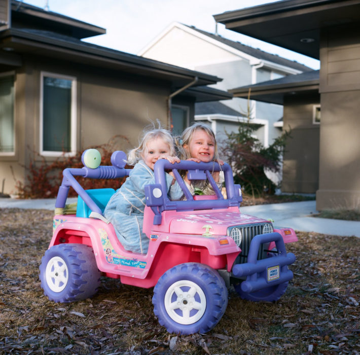 Niñas en un Jeep de Barbie 