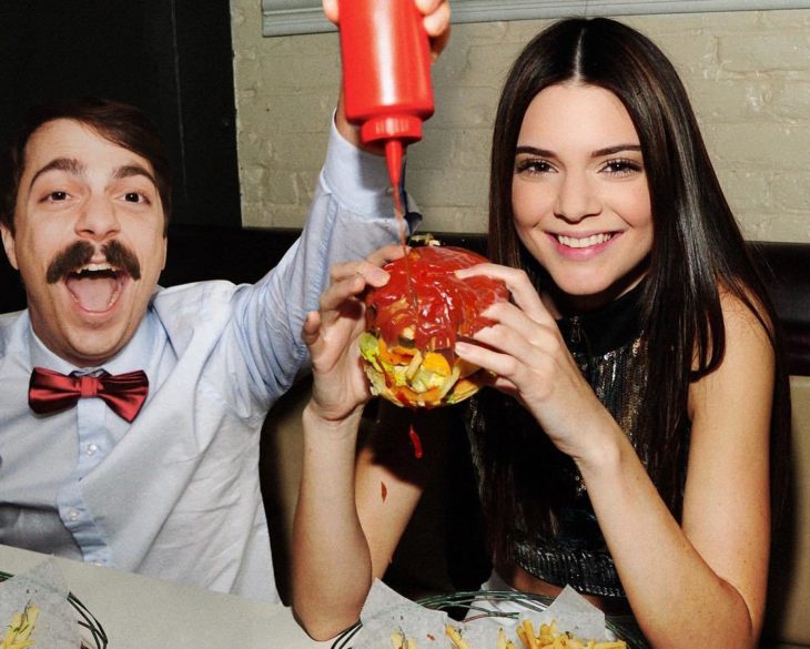 Kendall Jenner y Kirby comiendo hamburgesa 