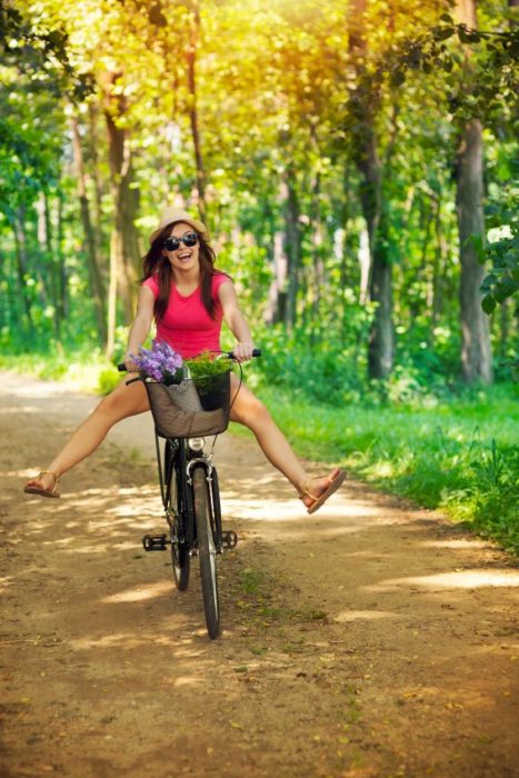 mujer andando en bicicleta por el campo