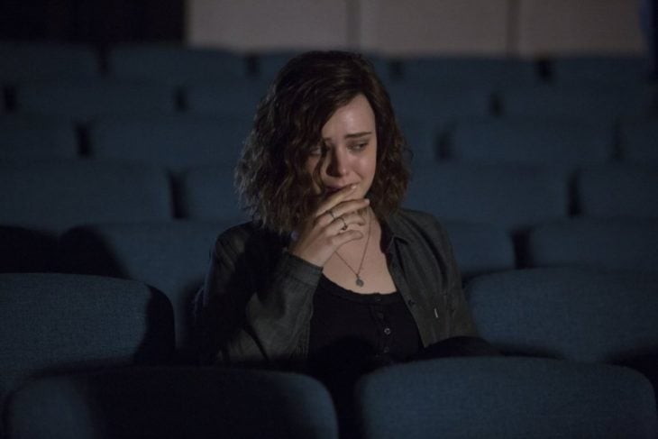 Chica llorando dentro de una sala de cine vacía, escena serie 11 razones por qué, Hannah 