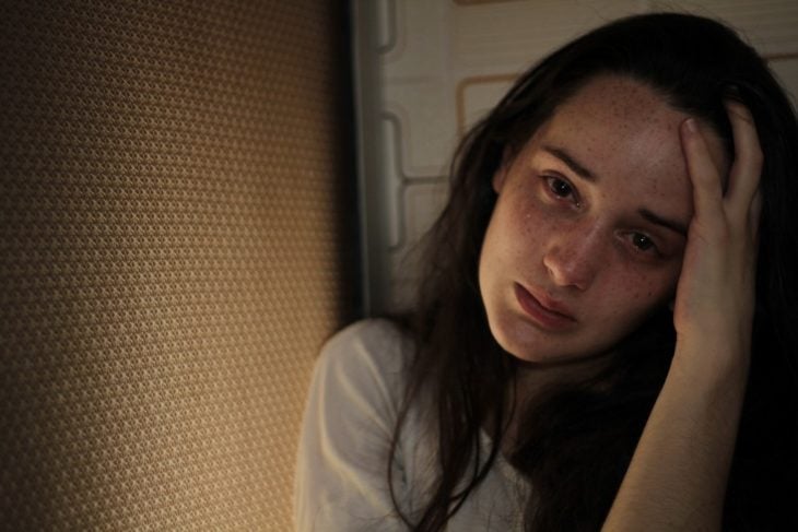 Chica triste llorando