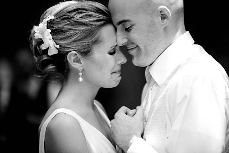 Chica en su boda llorando 