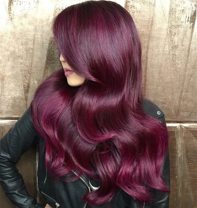 Chica con el cabello pintado de un color rojo borgoña