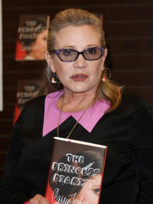 Carrie Fisher con su libro en los brazos