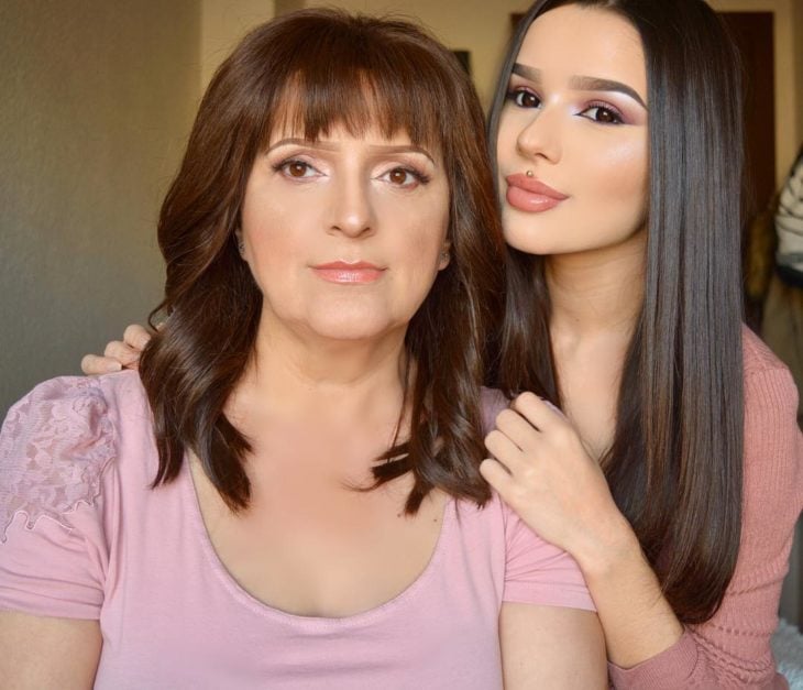 experta en maquillaje parada junto a su madre que sufre de cáncer