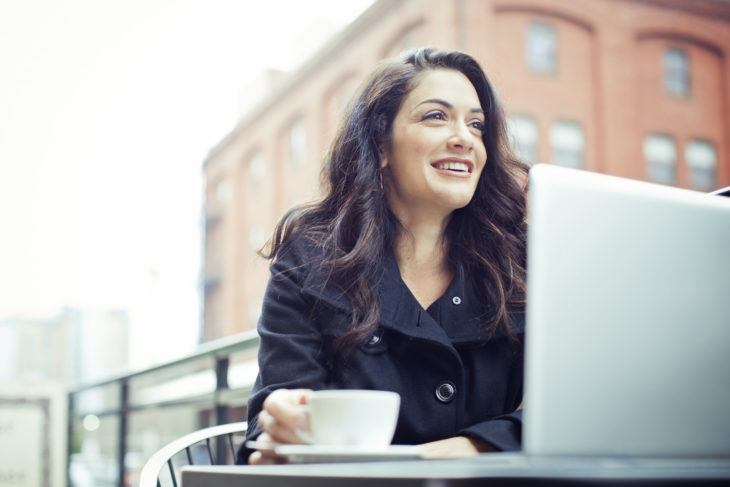 mujer tomando café