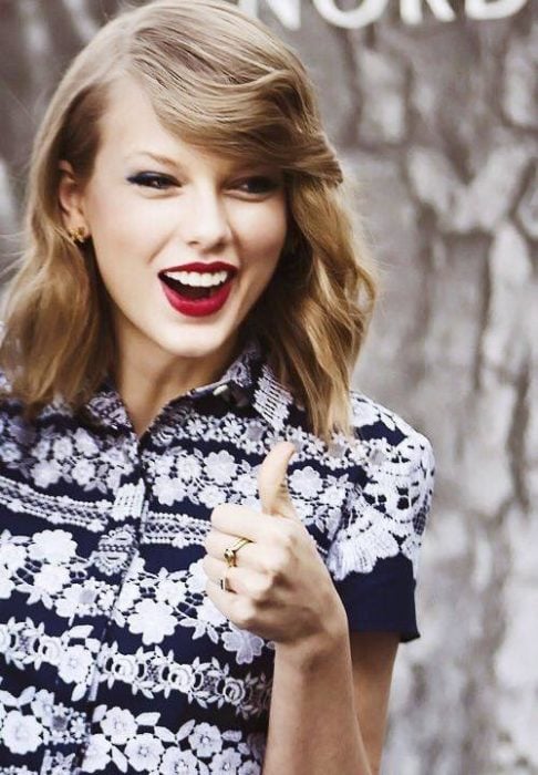 Taylor Swift levantando el pulgar 