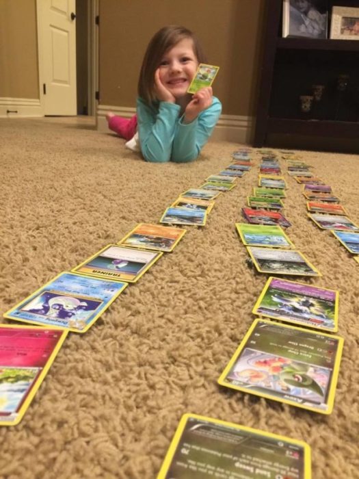 Niña con cartas de Pokémon 