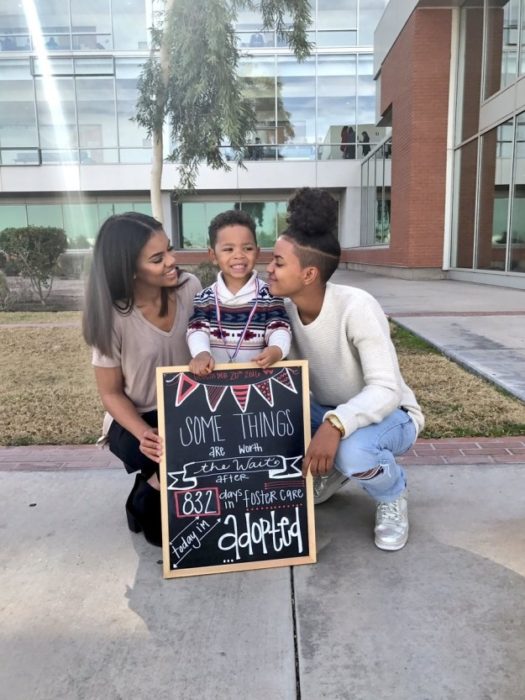 Michael Brown con sus nuevas hermanas 