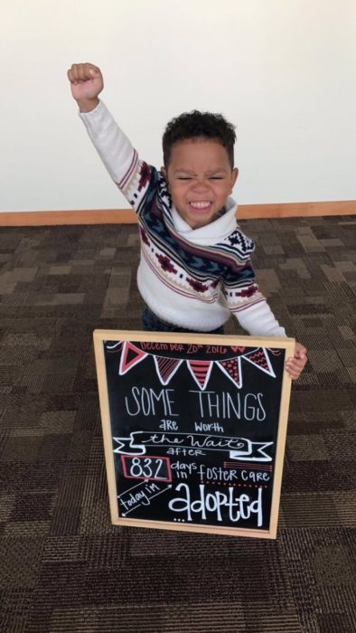 Michael Brown celebrando su adopción 