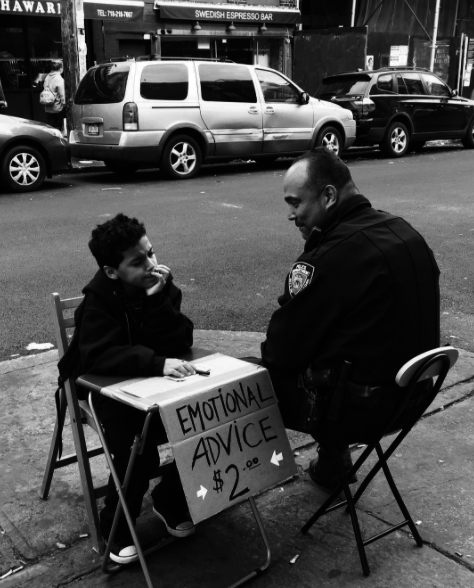 Policía conversando con un niño que ofrece asesoramientos "emocionales"