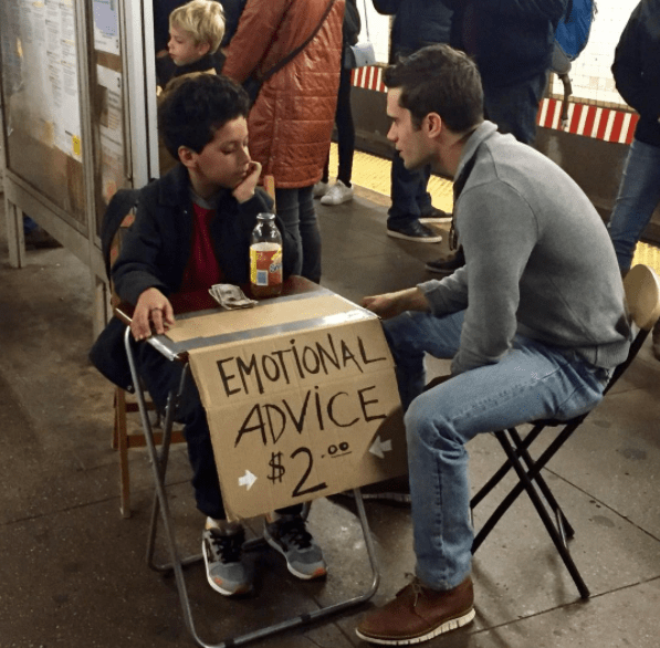 Chico conversando con un adulto 