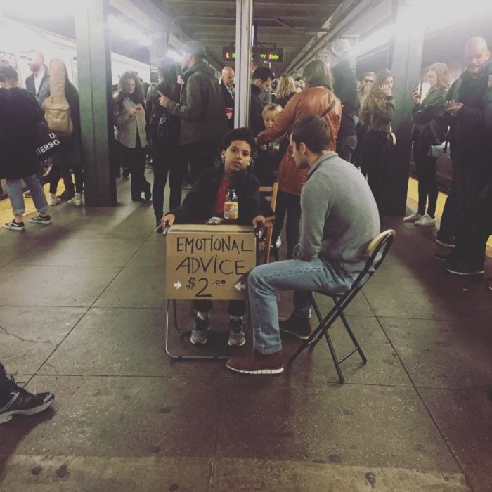 Niño que ofrece asesoramiento emocional conversando con una persona en el metro 