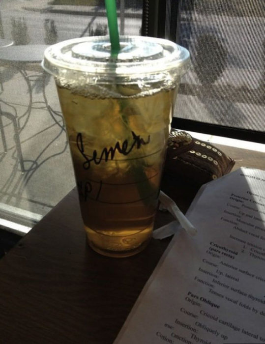 Vaso de Starbucks con el nombre de Simon mal escrito 