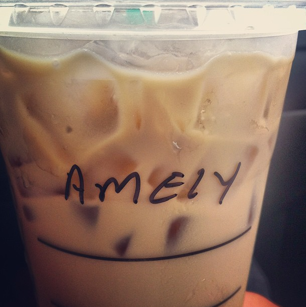 Vaso de Starbucks con el nombre de Emily mal escrito 
