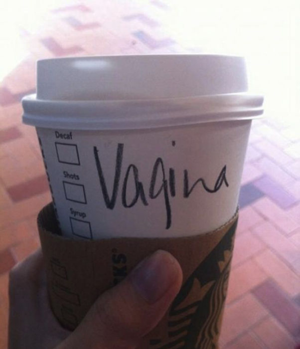 Vaso de Starbucks con el nombre de Virginia mal escrito 