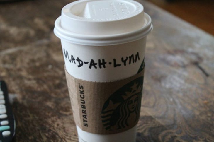 Vaso de Starbucks con el nombre de Madeline mal escrito 