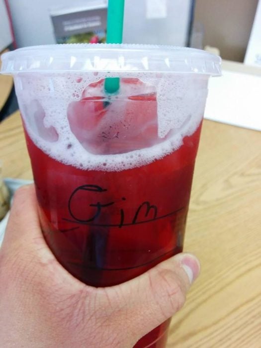 Vaso de Starbucks con el nombre de Jim mal escrito 