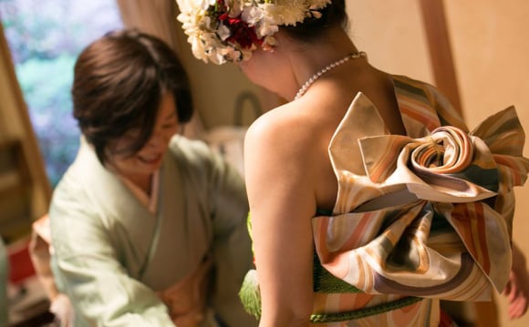 Novia japonesa usando un kimono mejorado y sin mangas