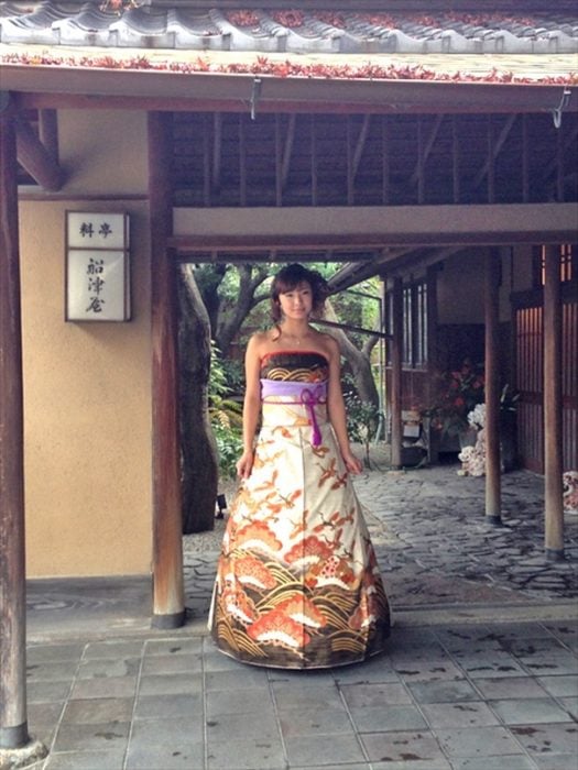 Novia japonesa usando un kimono mejorado y sin mangas 