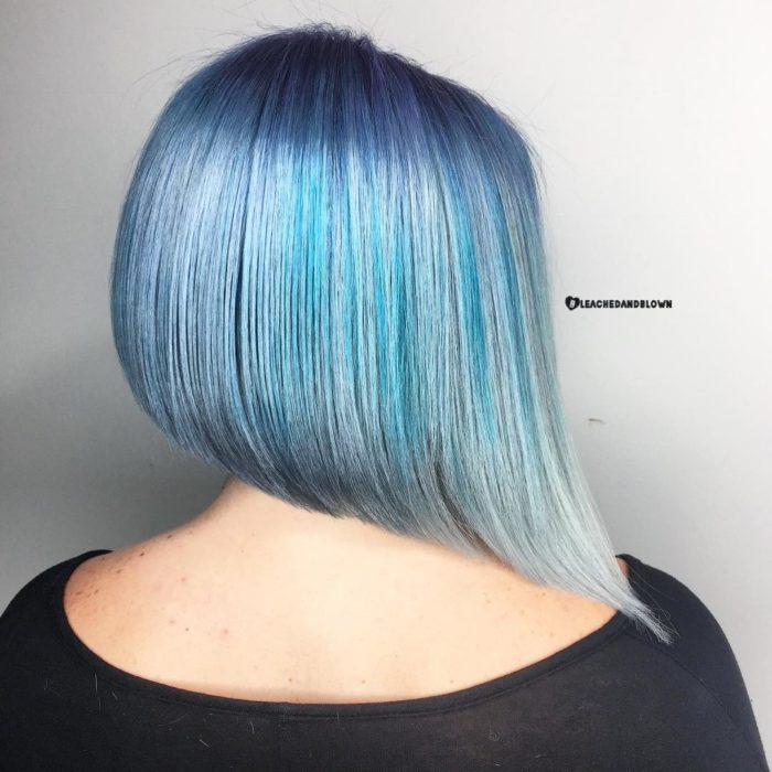 Cabello teñido en colores azules