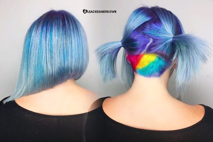 Cabello teñido en colores azules y un arcoíris en la nuca