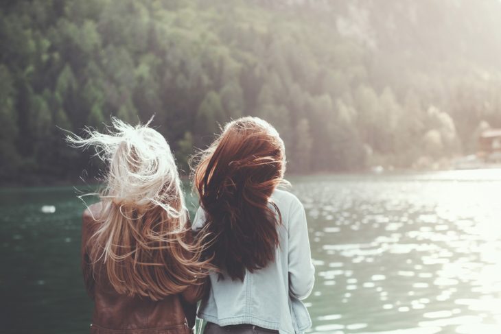 mejores amigas viendo el rio en un atardecer