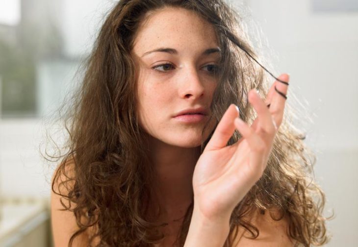 Chica con mascarilla en el cabello 