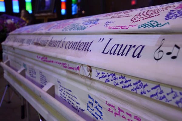 Mensajes en el ataúd de una chica que murió de cáncer