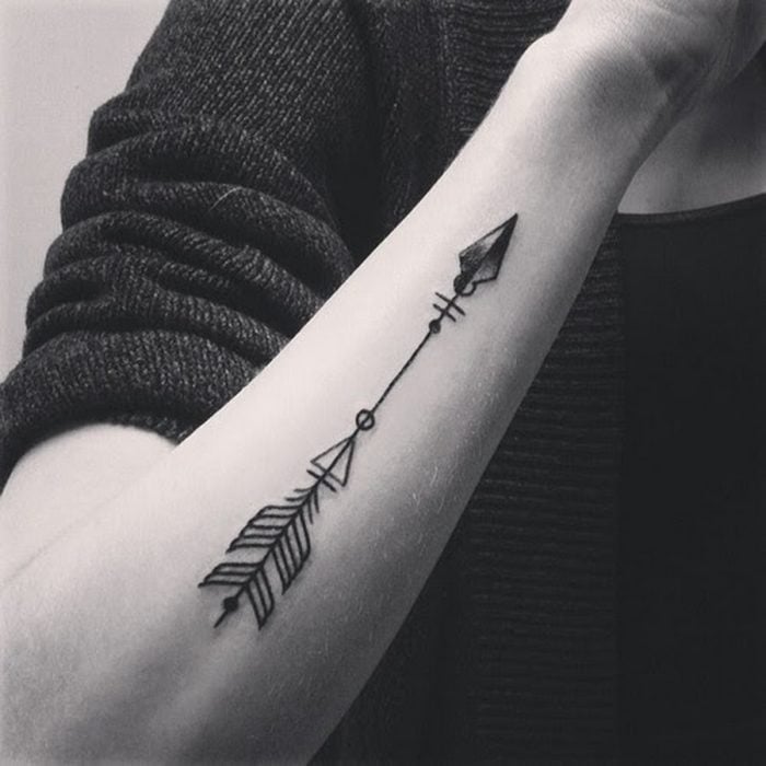 Tatuaje flecha en el brazo 