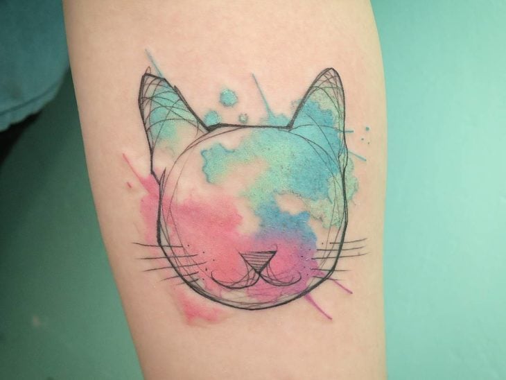 Tatuaje de un gato al estilo acuarela 