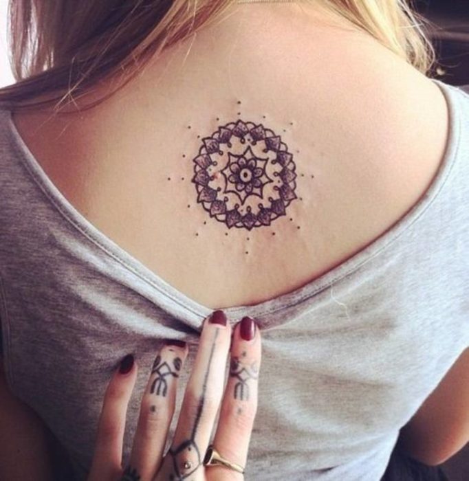 Tatuaje de mandala en la espalda 