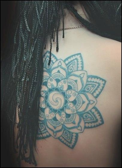 Tatuaje de Mandala color azul 