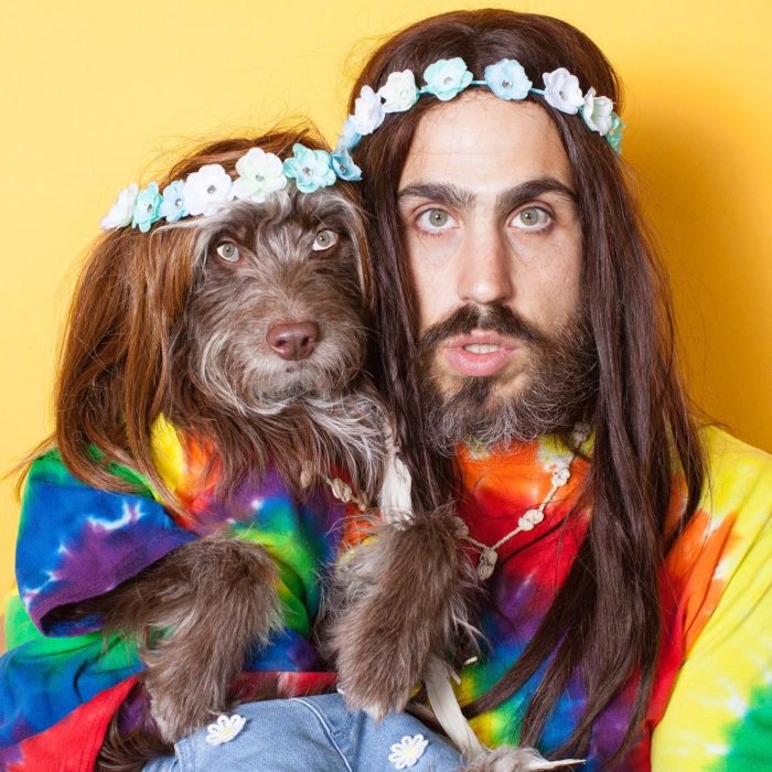 Chico junto a su perro disfrazado de la misma forma 