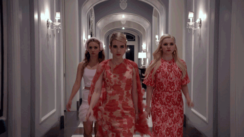 Escena de la serie scream queens chicas caminando por un pasillo 