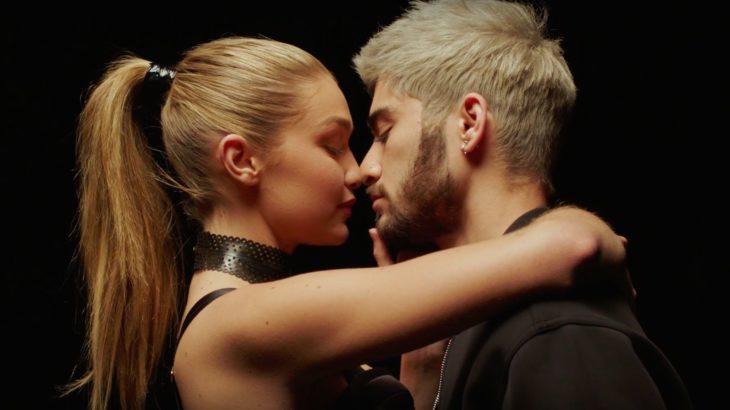 Zayn y Gigi besándose 