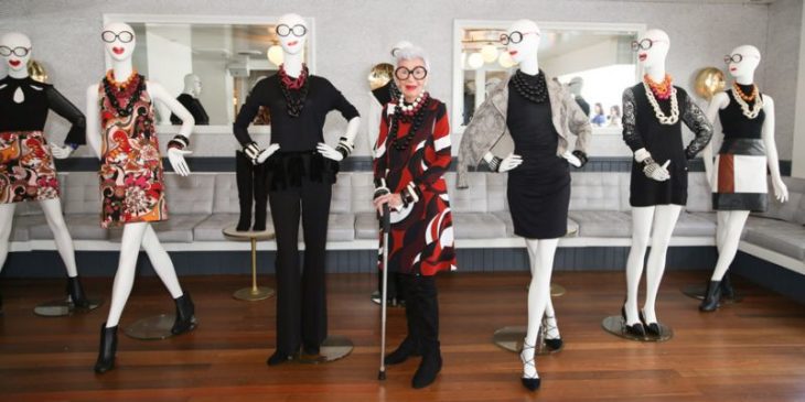 mujer de cabello corto con lentes redondos y maniquies 