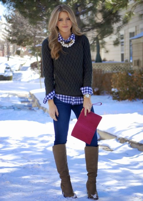 mujer rubia con botas pantalon camisa de cuadros y sweter 