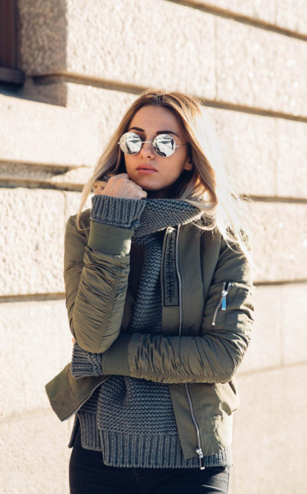 mujer con chamarra militar 